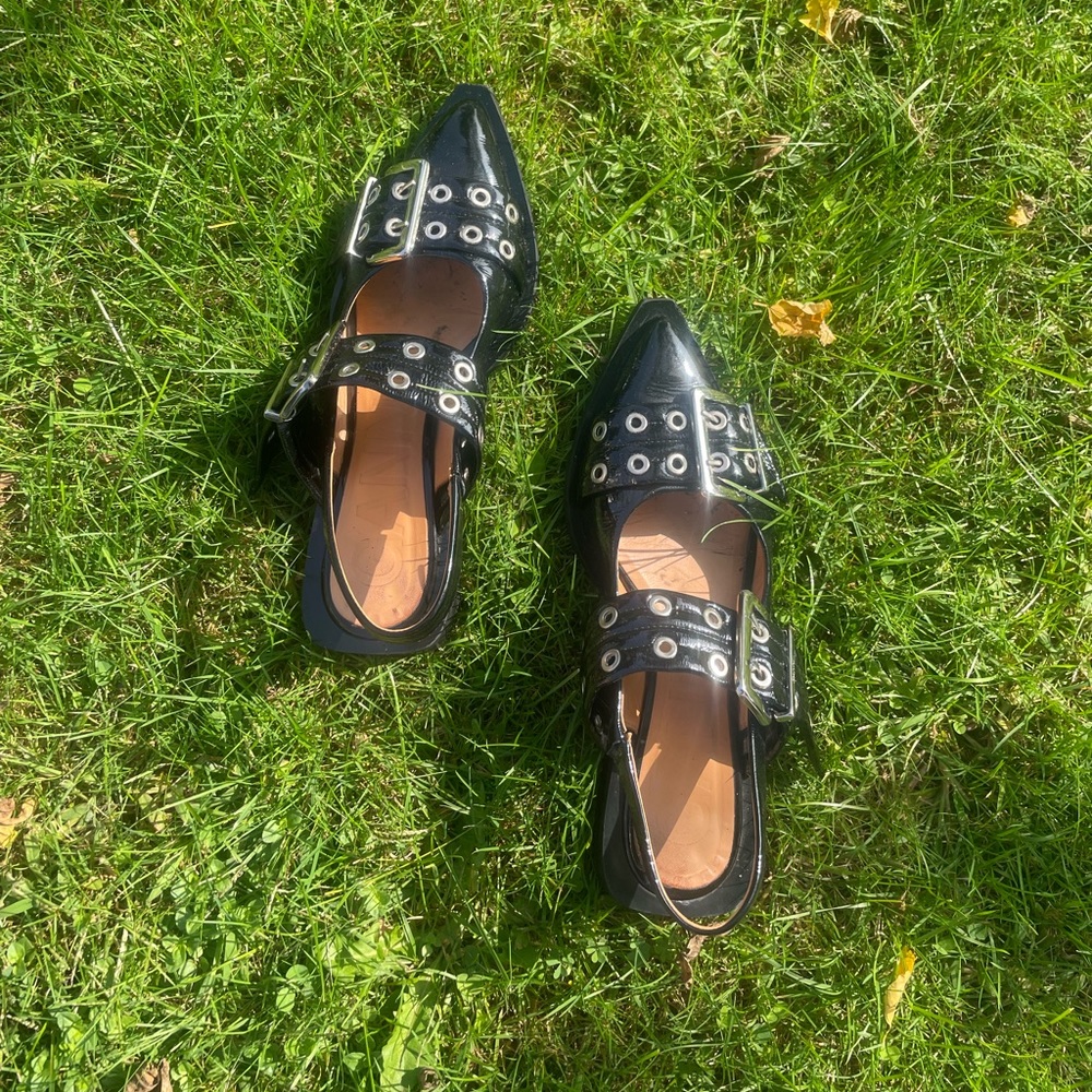 BLACK WIDE WELT BUCKLE BALLERINAS GANNI